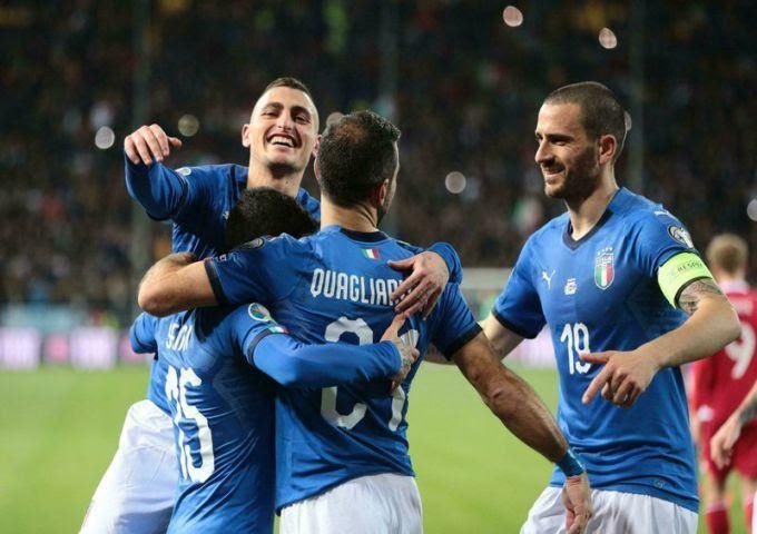 Hình ảnh các cầu thủ Ý vui mừng rạng rỡ khi ghi bàn dành chiến thắng trước Armenia