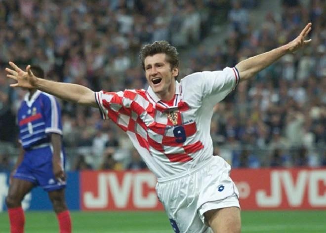 Huyền thoại Davor Suker của tuyển Croatia ăn mừng vui vẻ khi ghi bàn thắng quan trọng ở bán kết World Cup 1998.
