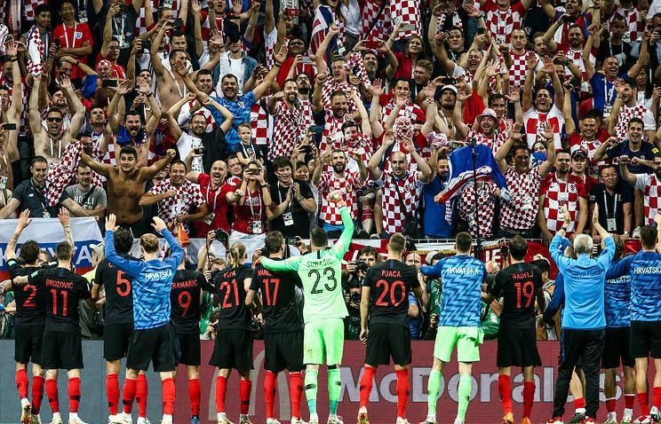 Hình ảnh các cầu thủ đội tuyển quốc gia đang vẫy tay cảm ơn người hâm mộ