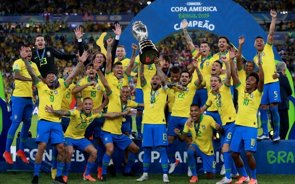 Các cầu thủ Brazil ăn mừng sau khi vô địch Copa America 2019