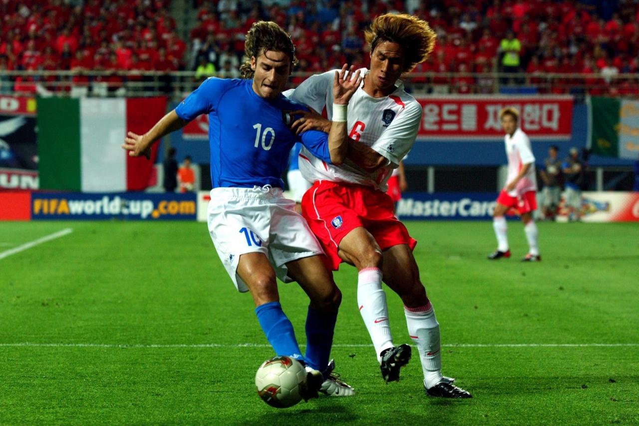 Các cầu thủ Hàn Quốc liên tục phạm lỗi trong trận đấu gặp tuyển Italia