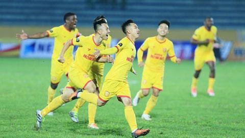 Các cầu thủ Dược Nam Hà Nam Định ăn mừng bàn thắng